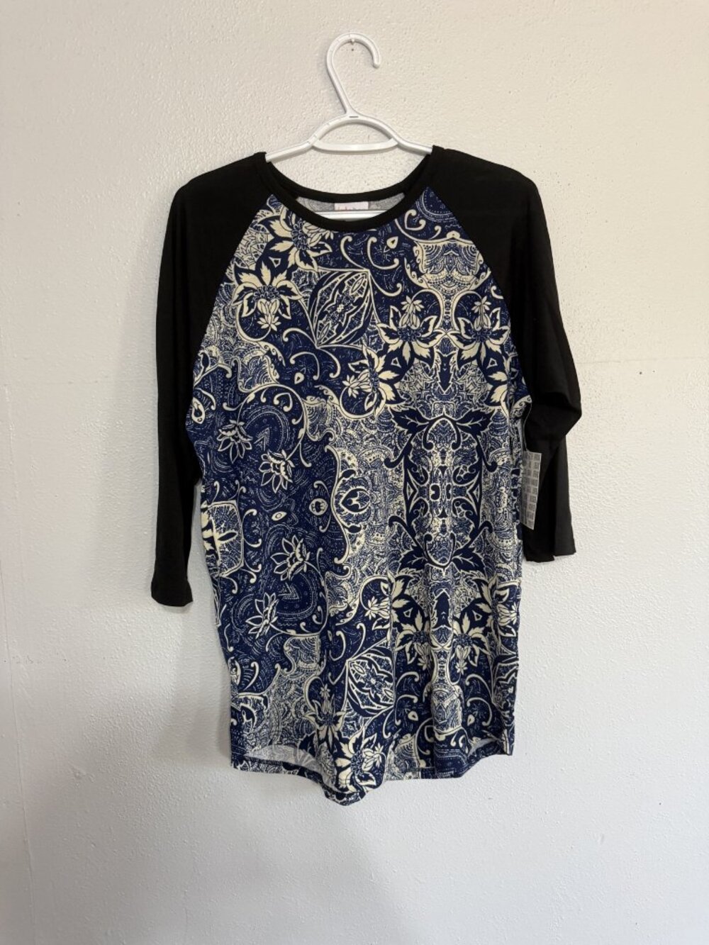 NWT LuLaRoe Randy Navy Cream Paisley Raglan Top L 💙
